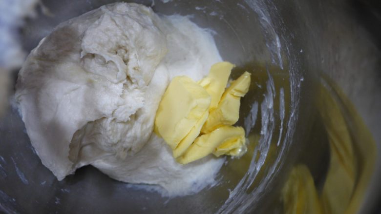 一次发酵的手撕吐司,把面团搅拌成能拉出较厚的膜，然后加入软化的黄油。先用3挡低速搅拌至黄油被面团吸收，再用6挡高速搅拌至面团能拉出薄膜。转高速后搅拌大约用了10分钟就能出薄膜了。时间和档位大家可以参考一下。