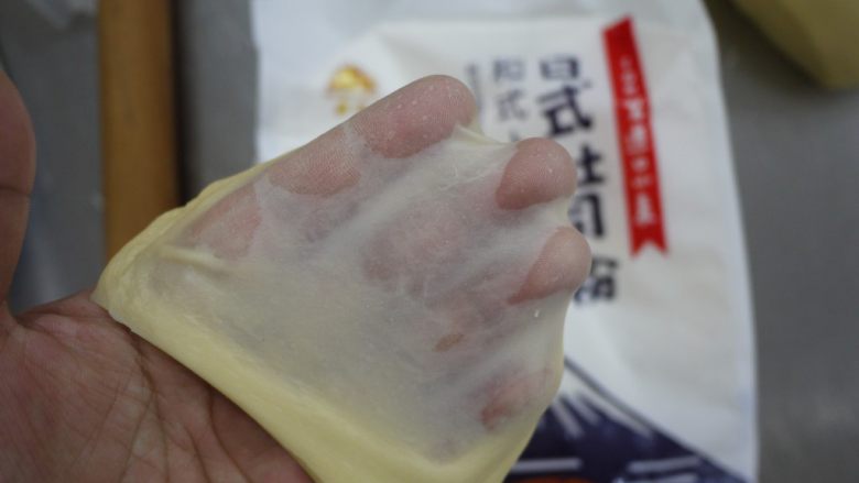 一次发酵的手撕吐司,面团揉至完全阶段，薄膜能看到指纹了。