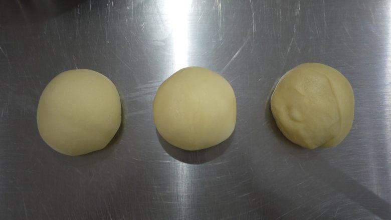 一次发酵的手撕吐司,把面团分割成3等份，滚圆。