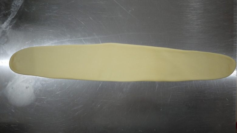 一次发酵的手撕吐司,然后直接把面团擀成40厘米长。