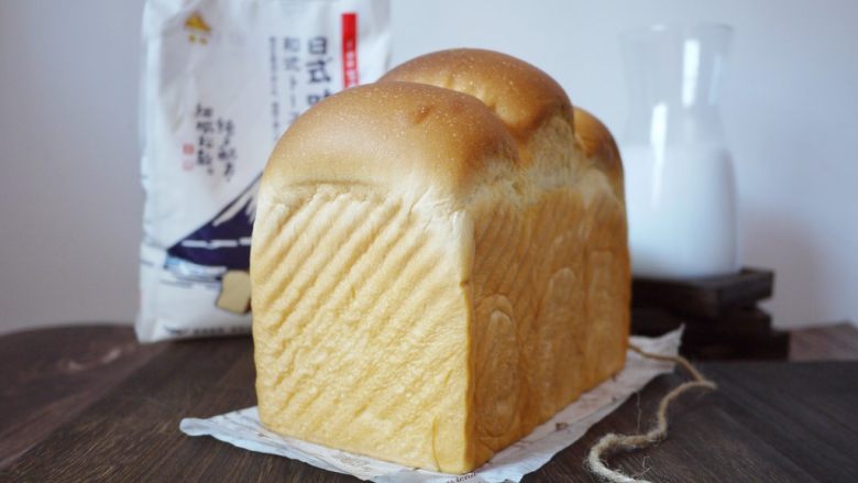 一次发酵的手撕吐司,取出后晾凉，切片就可以吃了。