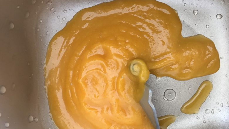 南瓜花卷,南瓜上锅蒸熟,加少量水用料理机打成泥