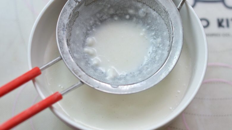 芒果糯米滋,为了让面糊更加的细腻,可以将面糊再倒在网筛上过筛一遍