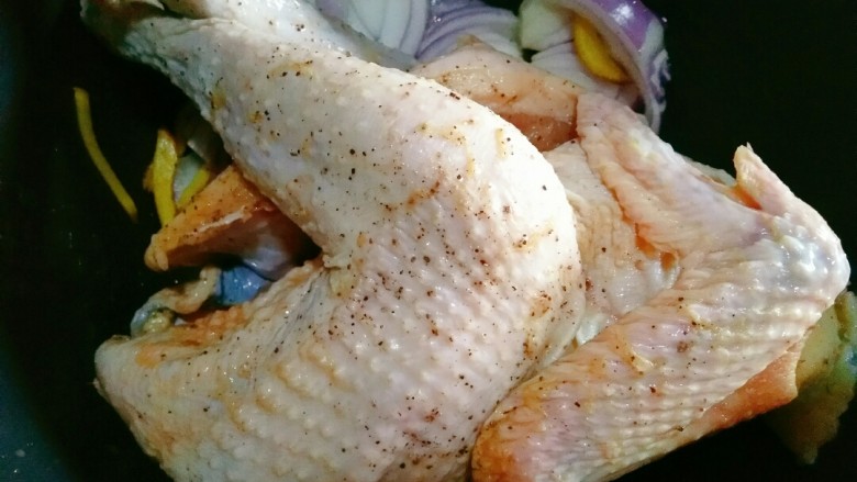 柠檬手撕鸡,把鸡放进去,再把腌鸡的料汁浇在鸡肉上