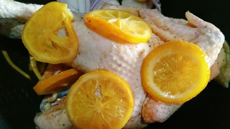柠檬手撕鸡,再把柠檬片摆在鸡肉上盖上电饭煲,按煮饭键煮