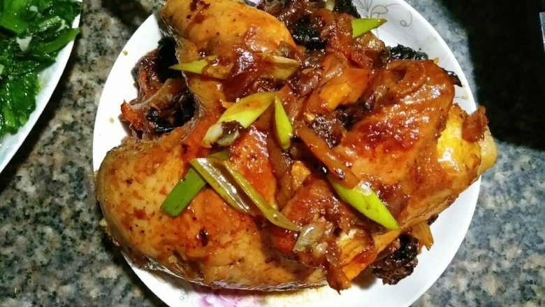 柠檬手撕鸡,煮好后焖10分钟左右把鸡盛出来,再把所有的底料汤汁往鸡肉上淋