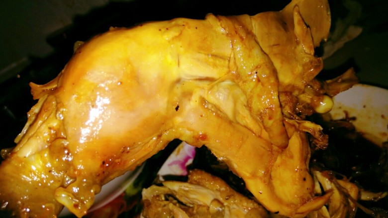 柠檬手撕鸡,这个鸡腿够大吧,小孩一下子吃了两个,她说妈妈做的鸡肉真好吃,一边吃一边赞个不停,你看到口水流没😁
