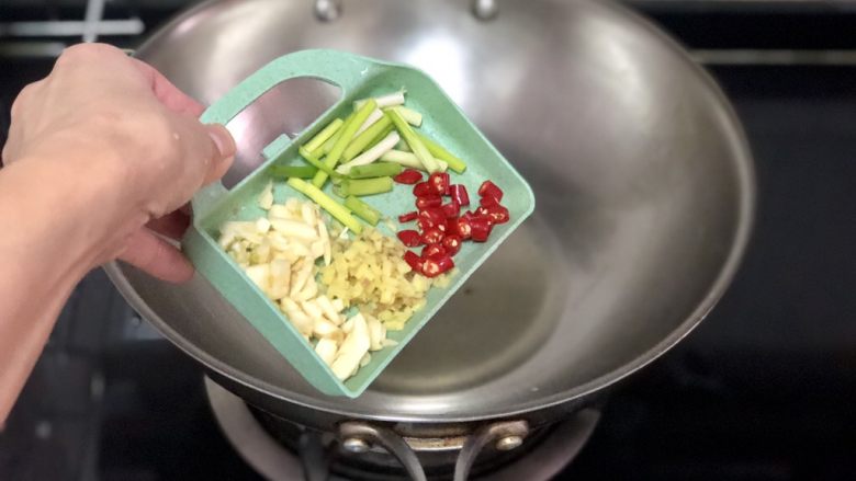 香菇炖豆腐➕香菇白菜炖豆腐,开始烹饪:热锅冷油,下葱段小米辣姜末蒜片小火煸香