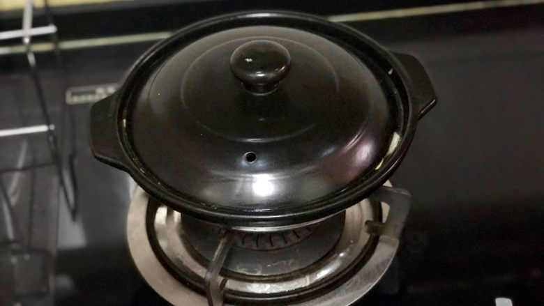 香菇炖豆腐➕香菇白菜炖豆腐,煮开后,小火炖煮五分钟