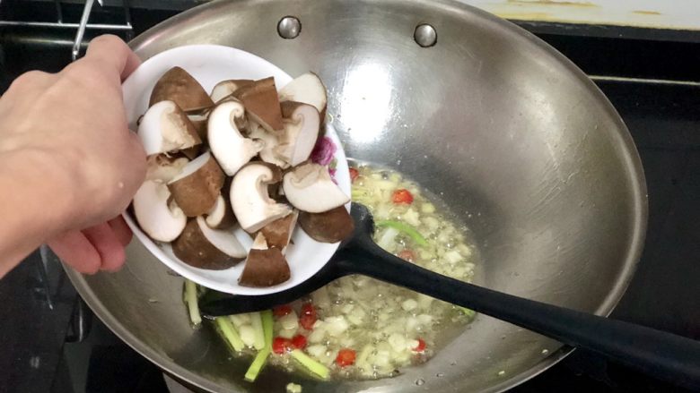 香菇炖豆腐➕香菇白菜炖豆腐,下香菇块,翻炒变软