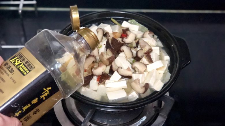 香菇炖豆腐➕香菇白菜炖豆腐,开火,调味:一汤匙<a style='color:red;display:inline-block;' href='/shicai/ 788'>生抽</a>