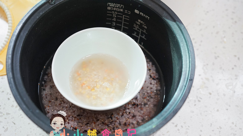 12个月以上辅食香肠紫菜饭团,将米放入碗里,跟大人的一起煮熟,