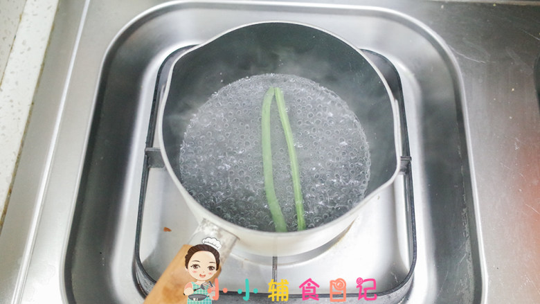 12个月以上辅食香肠紫菜饭团,四季豆先煮一下,