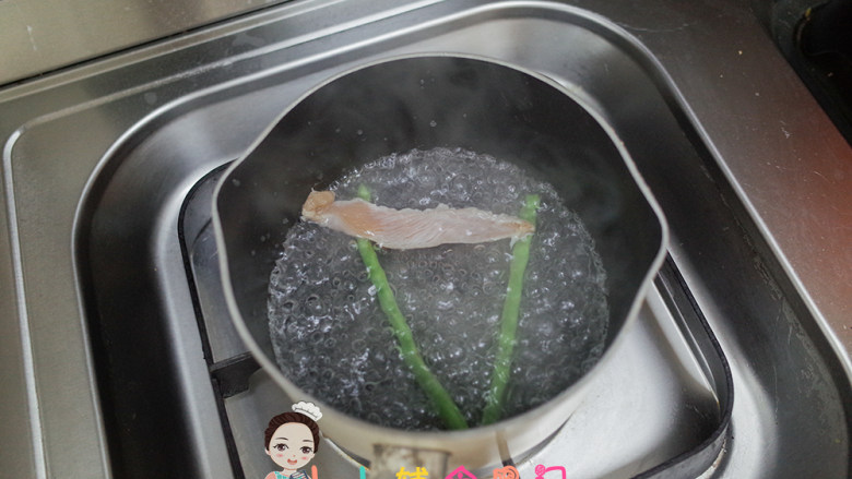12个月以上辅食香肠紫菜饭团,加入<a style='color:red;display:inline-block;' href='/shicai/ 94'>鸡肉</a>小火慢煮,用筷子插一下能插透就是熟了马上捞出
