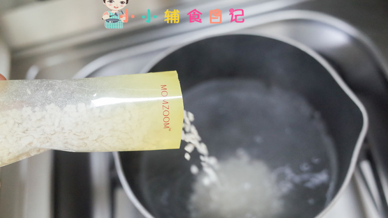 9个月以上青菜炒蛋粒粒面,锅里水开以后加入粒粒面，如果要吃软一点可以冷水加入想要吃q弹一点可以水开以后加入