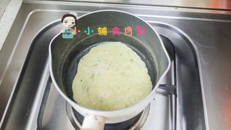 9个月以上青菜炒蛋粒粒面,大概水开煮两分钟就可以捞出