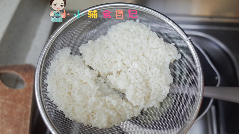 9个月以上青菜炒蛋粒粒面,<a style='color:red;display:inline-block;' href='/shicai/ 9'>鸡蛋</a>加<a style='color:red;display:inline-block;' href='/shicai/ 442'>肉末</a>打散，放入一点油炒一下