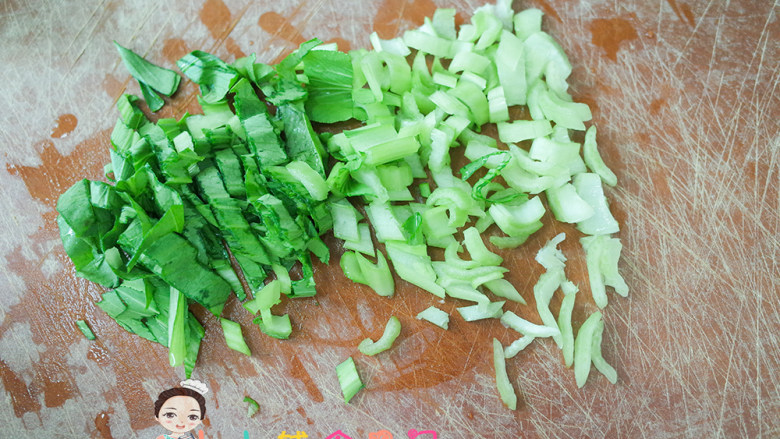 9个月以上青菜炒蛋粒粒面,提前把青菜切成末，9个月的宝宝青菜叶要切得短一点不然会呕
