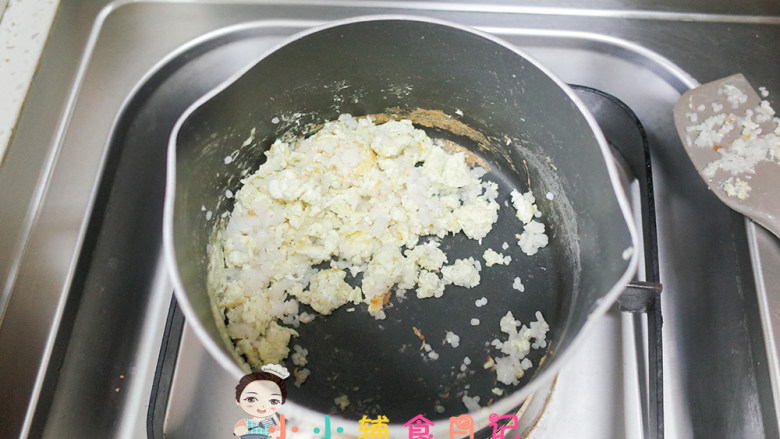 9个月以上青菜炒蛋粒粒面,锅里加入煮好的粒粒面继续翻炒