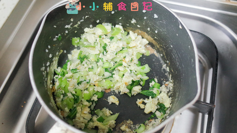9个月以上青菜炒蛋粒粒面,加入青菜翻炒即可 
