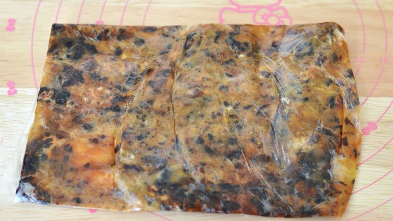 南瓜糕,将蒸熟的蜜豆取出,装到保鲜袋里,用擀面杖擀碎