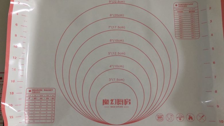 #宝宝辅食 火龙果溶豆,硅胶垫擦干铺在烤盘上。