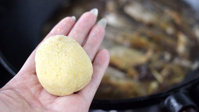 鱼锅片片,把静置好的玉米面团,揉成团后。