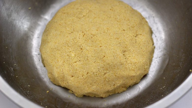 鱼锅片片,这个时候加入温水和成面团后,静置半个小时。