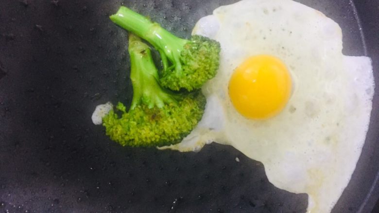 老婆牛排,煎制配菜,我用的菜花和鸡蛋