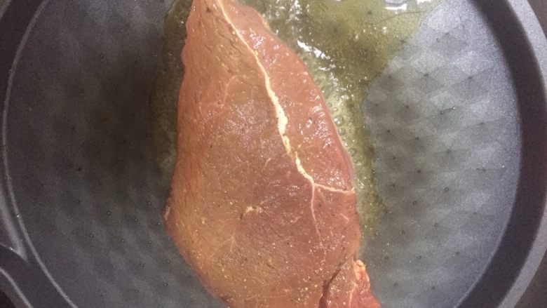 老婆牛排,放入牛排,煎制1分钟后再翻面