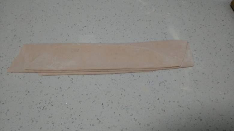 西红柿手擀面拌丝瓜菜,折叠起来。
