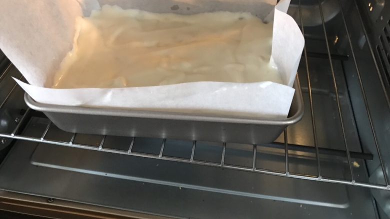 蛋白蛋糕,把蛋白分次倒入面粉糊拌匀