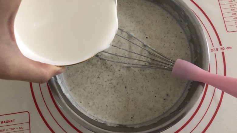 胜过冰淇淋蛋糕的「奥利奥冻芝士蛋糕」,再倒入融化了的明胶片牛奶,搅拌均匀。
