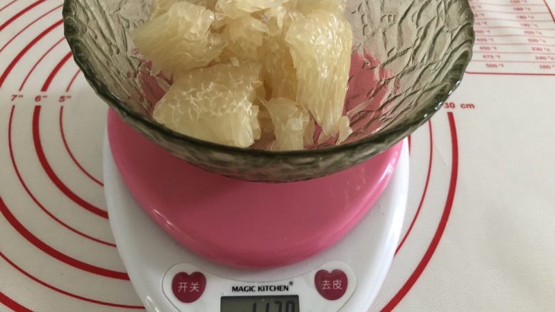 胜过冰淇淋蛋糕的「奥利奥冻芝士蛋糕」,取两瓣柚子剥皮,留下果肉。