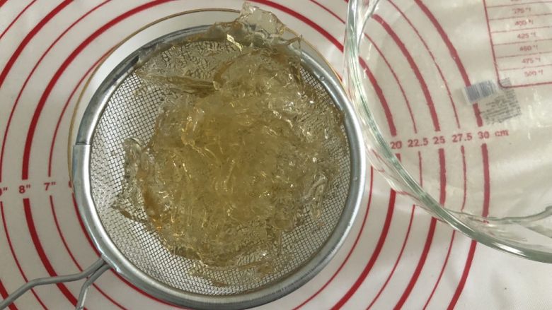胜过冰淇淋蛋糕的「奥利奥冻芝士蛋糕」,捞出泡软的明胶片,滤干水份。