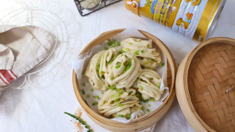 葱油花卷,冷水上锅蒸,水开之后再蒸15-20分钟,关火之后不要立即掀盖,静置5分钟。