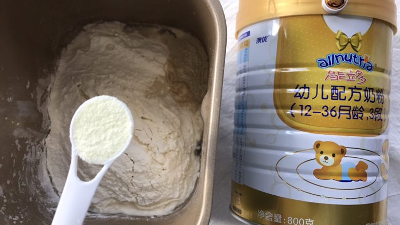 葱油花卷,酵母加入温水中搅拌均匀,慢慢加入面粉、澳优能立多配方奶中搅拌成絮状,揉捏成光滑的面团