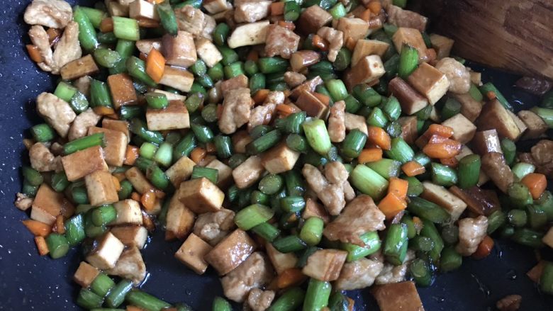 碗碗馒头,把豆腐干放入锅中翻炒均匀,加入蚝油继续翻炒,出锅前加入少许香油调味。