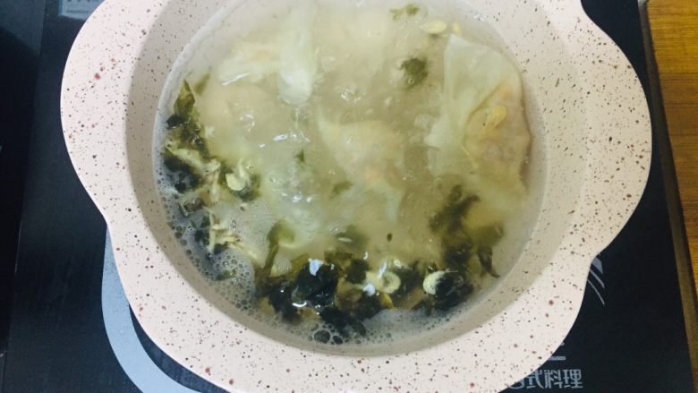 元气馄饨,加入虾皮,紫菜,下馄饨