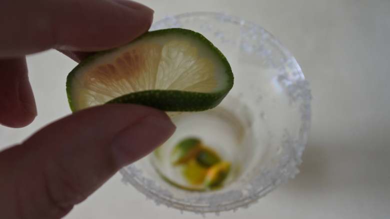 果香葡萄甜酒，调制简单，适合搭配甜点的鸡尾甜酒,把金桔和柠檬的汁挤到饮料杯中，金桔柠檬片也放里面