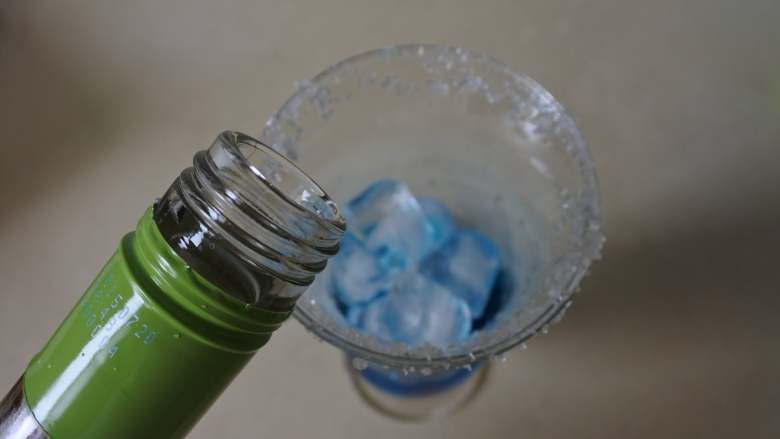 果香葡萄甜酒，调制简单，适合搭配甜点的鸡尾甜酒,倒满半甜白葡萄酒