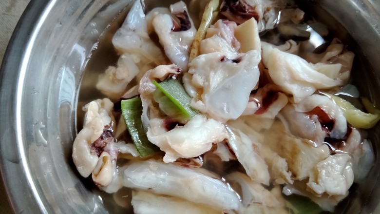 小炒海宝脆骨,倒入料酒,葱青,<a style='color:red;display:inline-block;' href='/shicai/ 2800'>生姜</a>片。放入适量凉水浸泡。去腥。