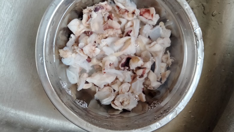 小炒海宝脆骨,汆水过后,冷水冲凉,夹出生姜,葱青。