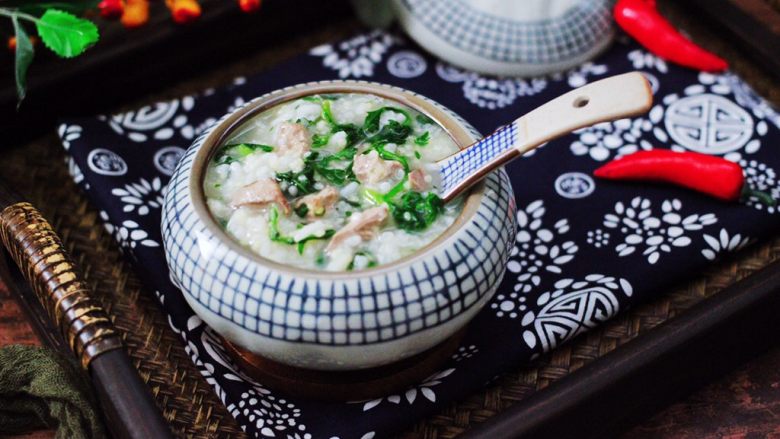 猪肝茼蒿粥,好喝又营养丰富,而且补肝明目还补血哟,这个季节多喝点这个猪肝茼蒿粥,让皮肤变得越来越水嫩光滑哟。