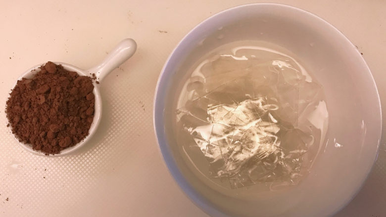 巧克力慕斯蛋糕,吉利丁片用凉开水泡软