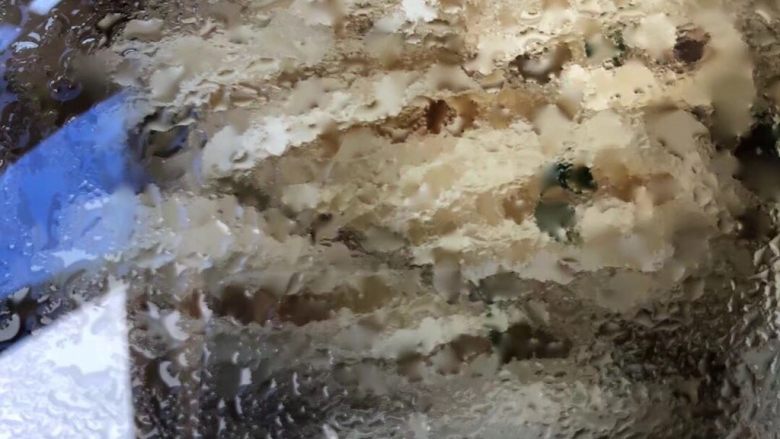 生煎花卷,沿着锅边倒入淋面用的50克矿泉水,盖上锅盖小火慢慢煎到水分蒸发。