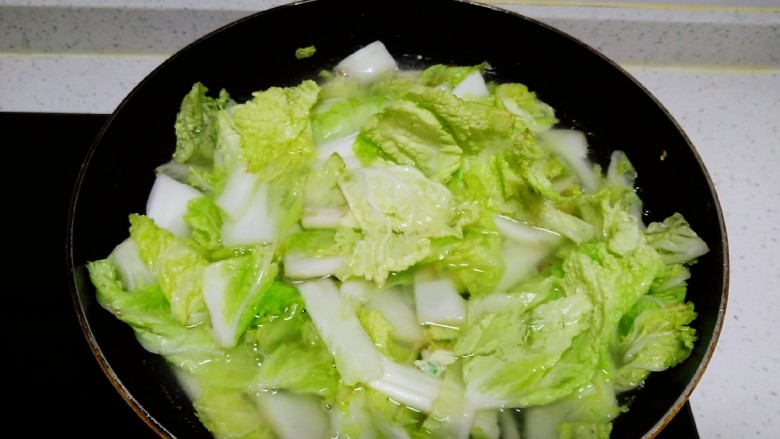 白菜炖粉丝、鸡蛋,翻炒均匀,倒入少许清水。