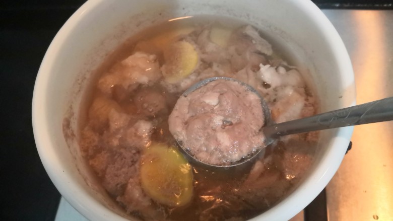 啤酒牛腩煲,煮开后,撇去浮沫