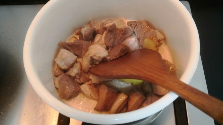 啤酒牛腩煲,把牛腩倒入,翻炒上色
