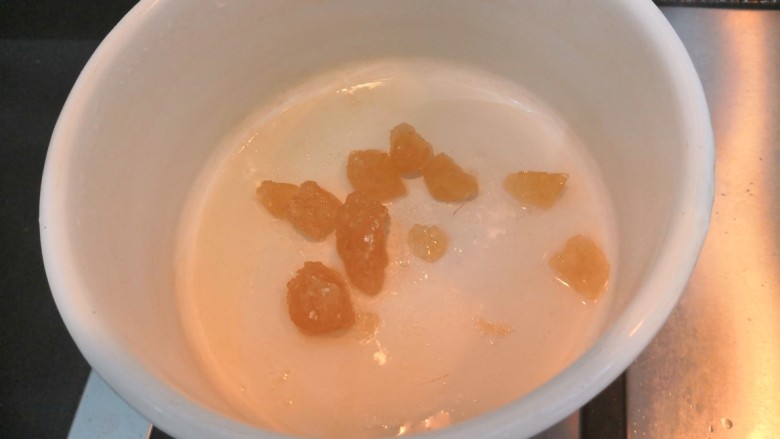 啤酒牛腩煲,热锅起油,放入<a style='color:red;display:inline-block;' href='/shicai/ 866'>冰糖</a>